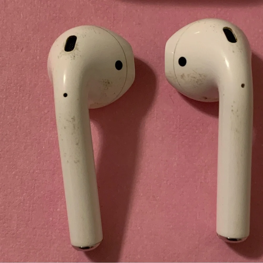 Apple AirPods 1st Generation In-Ear Headsets with Charging Case - White